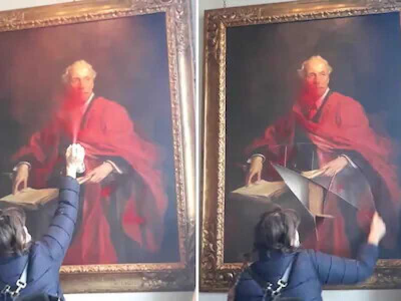 La fanatica antisionista che danneggia il ritratto di Lord Balfour: una nociva idiozia