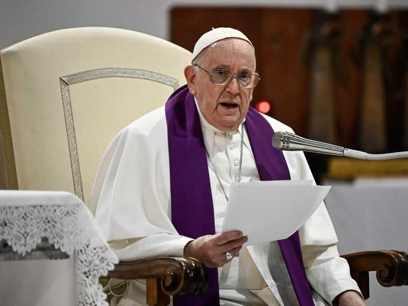 Ucraina: il Papa elogia “chi ha il coraggio della bandiera bianca”