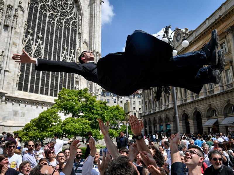 Milano, ordinazione di nuovi 15 sacerdoti in Piazza Duomo nel 2019 (LaPresse)<br />