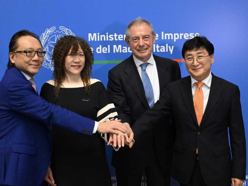Da sinistra, Segat Sutardja, Weili Dai, il ministro Urso e Beyung Joon Han (Ana/Claudio Peri) <br />