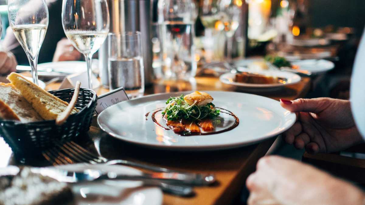 Immagine di Cosa significa tornare uomini, al ristorante