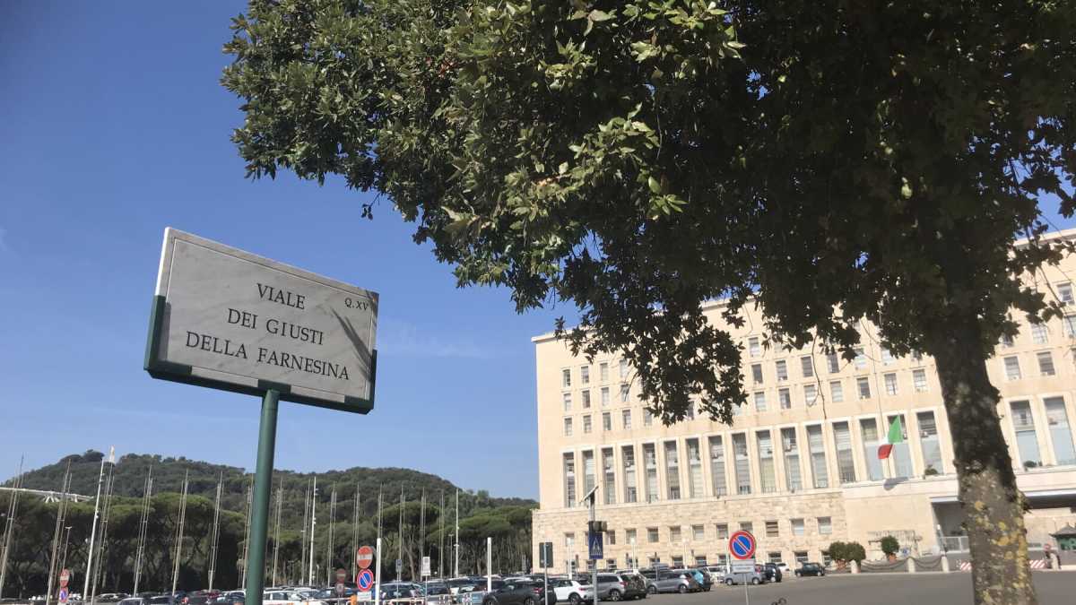 Immagine di Nel Giardino dei Giusti, mai arresi a chi chiede di sventolare bandiera bianca