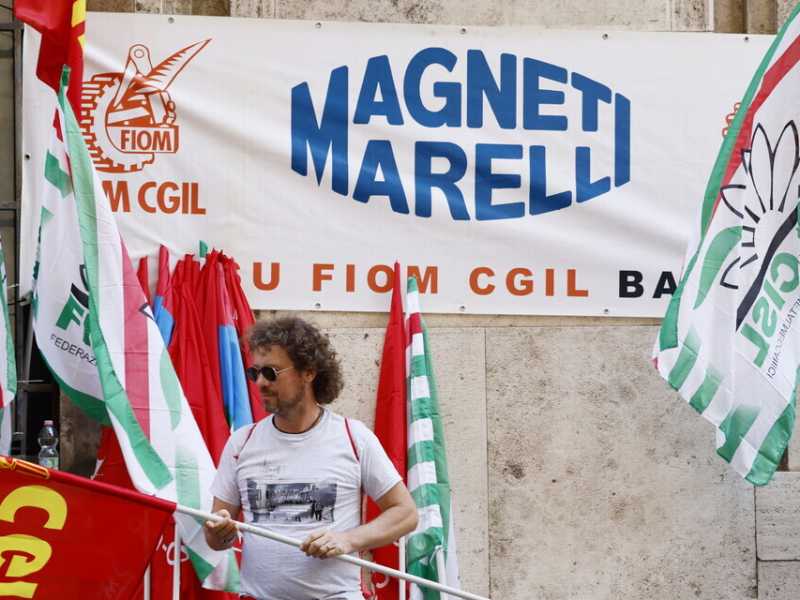Un presidio di Magneti Marelli davanti al ministero delle Imprese e del Made in Italy - foto LaPresse