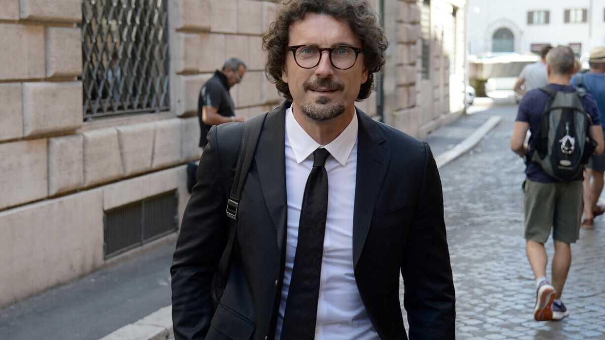 Immagine di Toninelli e la politica delle "emozioni forti"