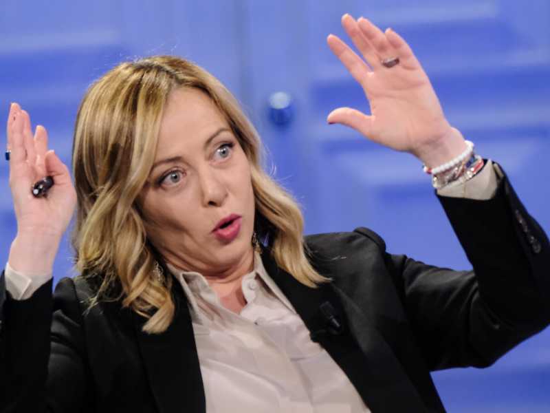 Meloni fa il blitz Rai, vuole il nuovo cda a Pasqua. Salvini duella con Tajani per la presidenza