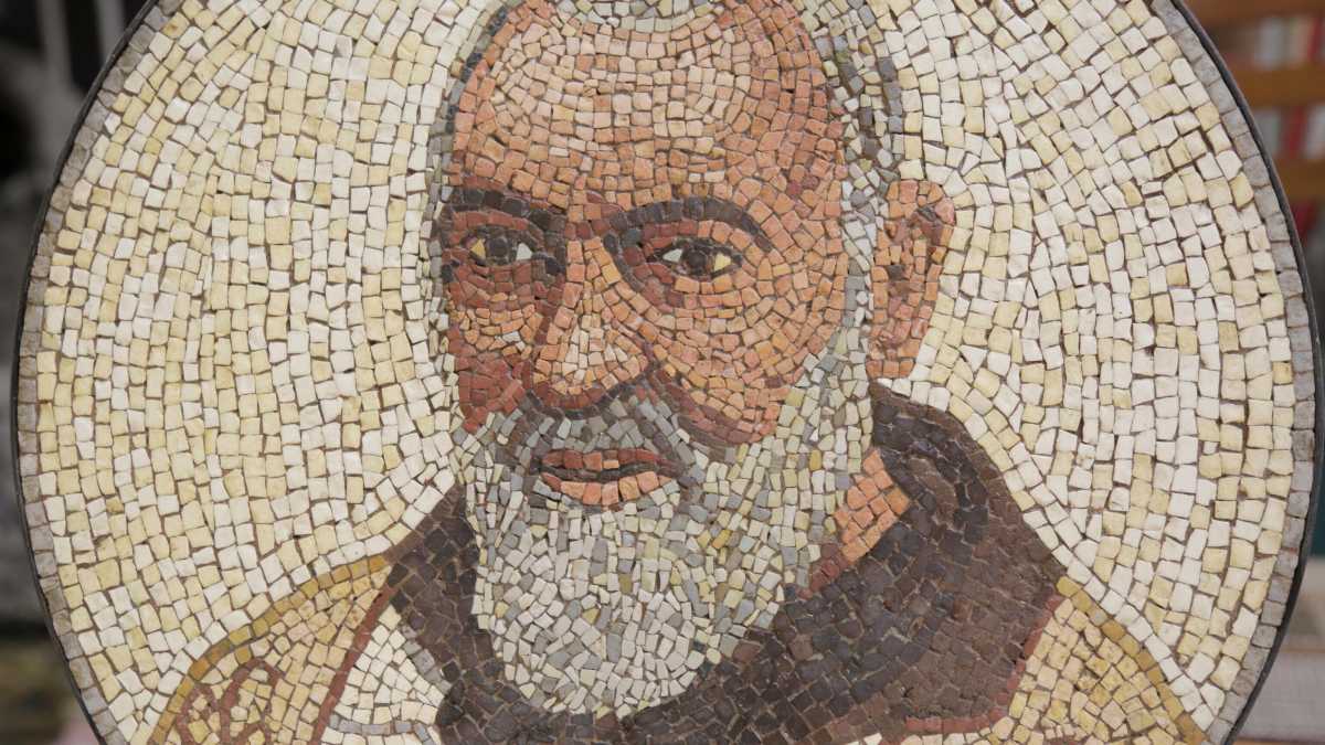 Immagine di Padre Pio è un santo della Madonna, in un libro