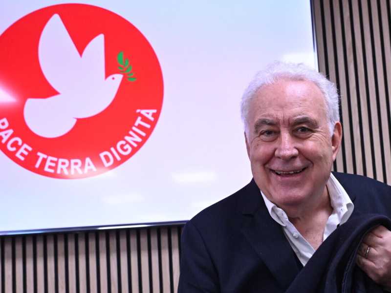 “Sull’Ucraina il Papa è l’unico leader da ascoltare”. Intervista a Michele Santoro