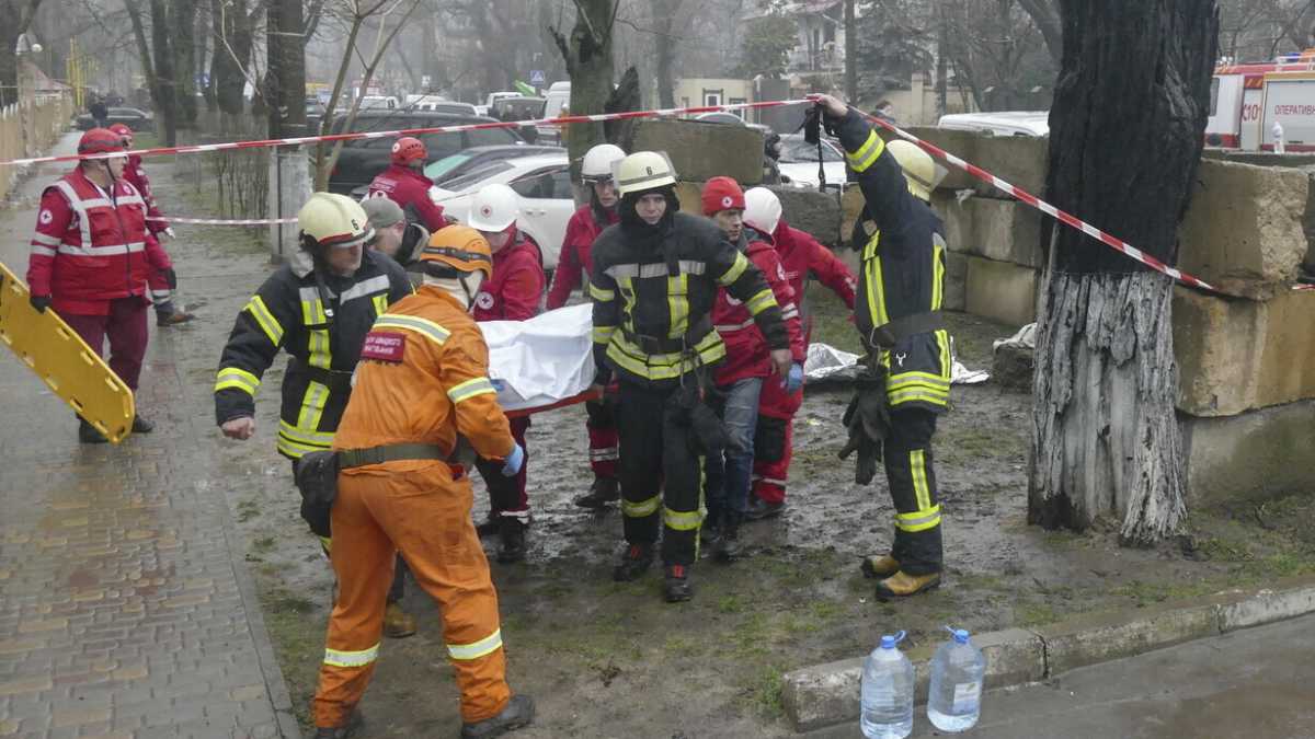 Immagine di Odessa martoriata: morti e feriti dopo l'ennessimo attacco missilistico