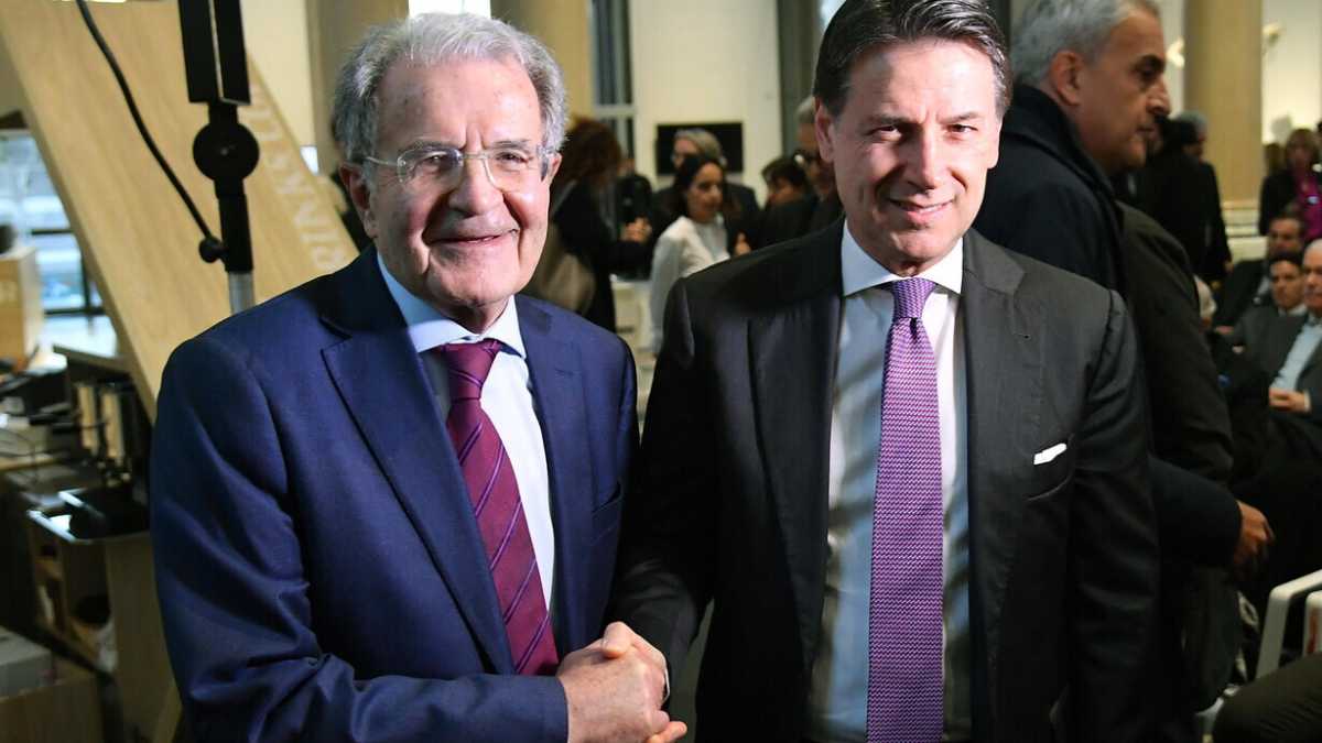 Immagine di Prodi a Conte: "Unitevi o continuerete a perdere". Differenze e analogie fra i due ex premier