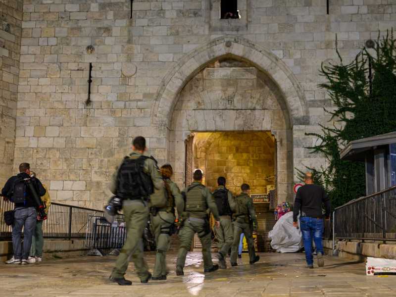 La polizia israeliana entra nella porta di Damasco prima delle preghiere serali del Ramadan l'11 marzo 2024 a Gerusalemme (Alexi Rosenfeld/Getty Images)&nbsp;<br />