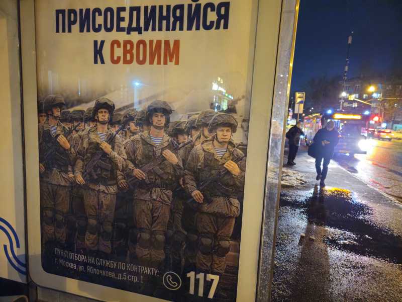 Mosca, manifesto che pubblicizza il servizio a contratto nelle forze armate russe, alla fermata dell'autobus (Getty Images)&nbsp;<br />