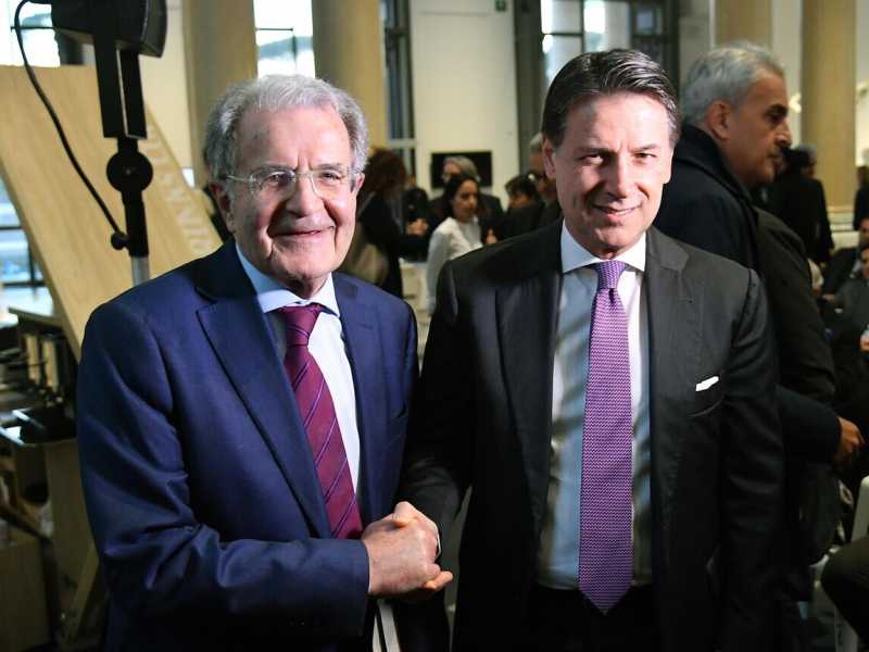 Prodi a Conte: "Unitevi o continuerete a perdere". Differenze e analogie fra i due ex premier