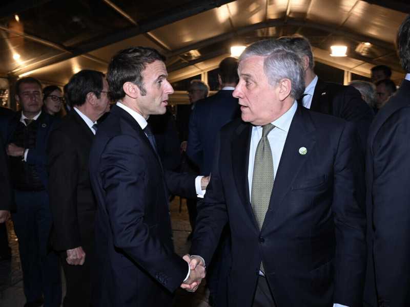 Tajani si smarca da Macron: "L'Italia esclude l'invio di truppe in Ucraina"