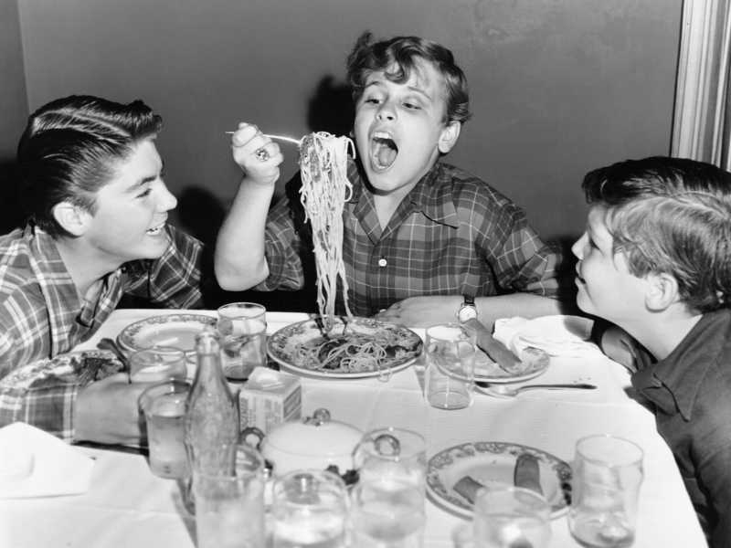 L'attore bambino Dean Stockwell con i co-protagonisti del film "The Happy Years", David Bair e Jerry Mickelsen (Getty Images)&nbsp;<br />
