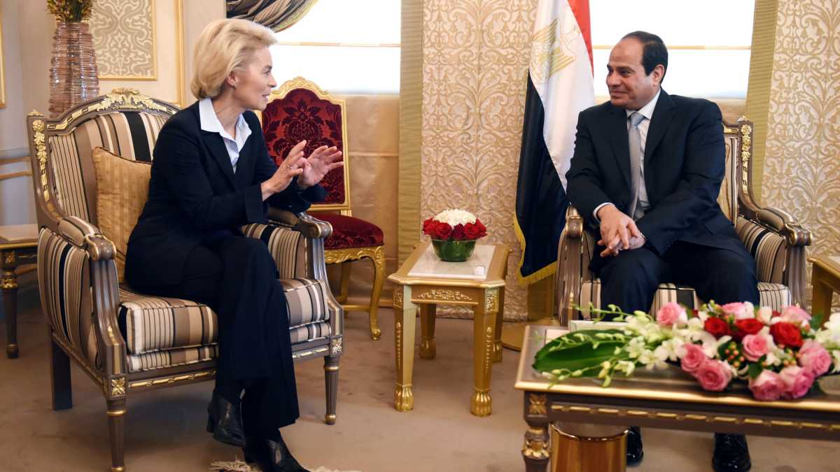 Immagine di Al Sisi come Saied (ma con più soldi). Von der Leyen e Meloni volano al Cairo