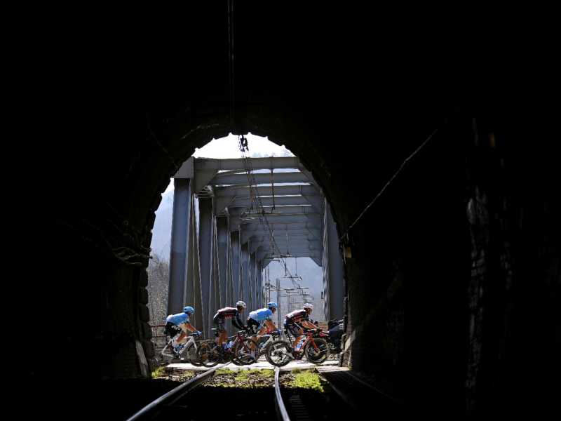 Pedalando verso Sanremo la corsa deve superare ogni tipo di ostacolo, tra ponti, ferrovie, gallerie fino ad arrivare al mare (foto Getty Images)&nbsp;<br />