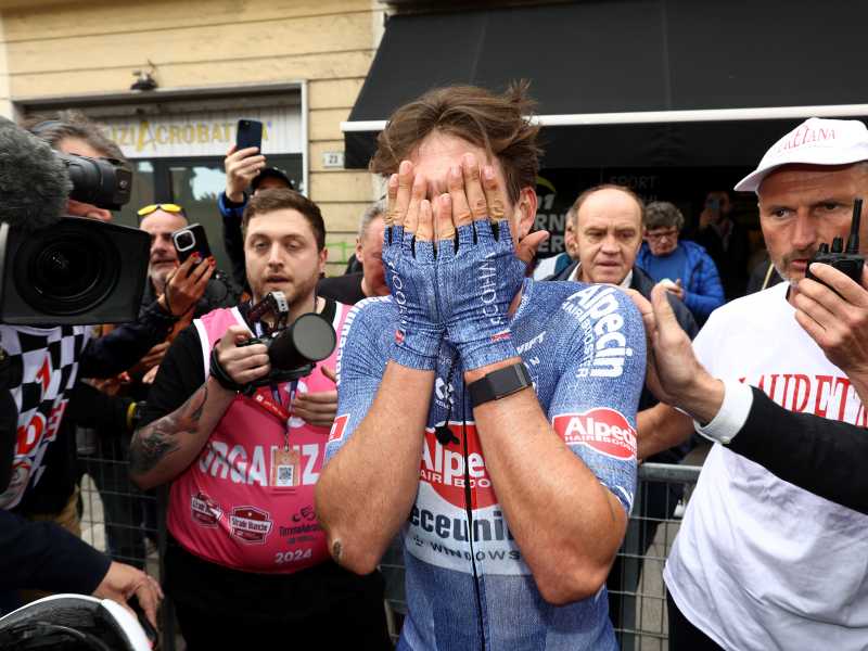 Jasper Philipsen dopo l'arrivo della Milano-Sanremo 2024 (Alessandro Galrofalo - Pool/Getty Images)<br />