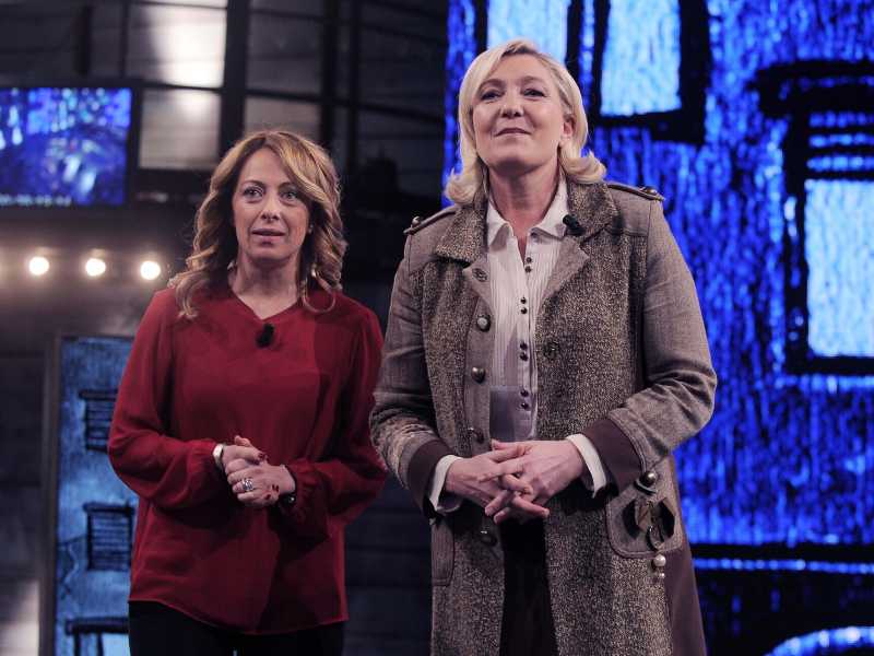 Meloni e Le Pen in uno scatto del 2015 (LaPresse)