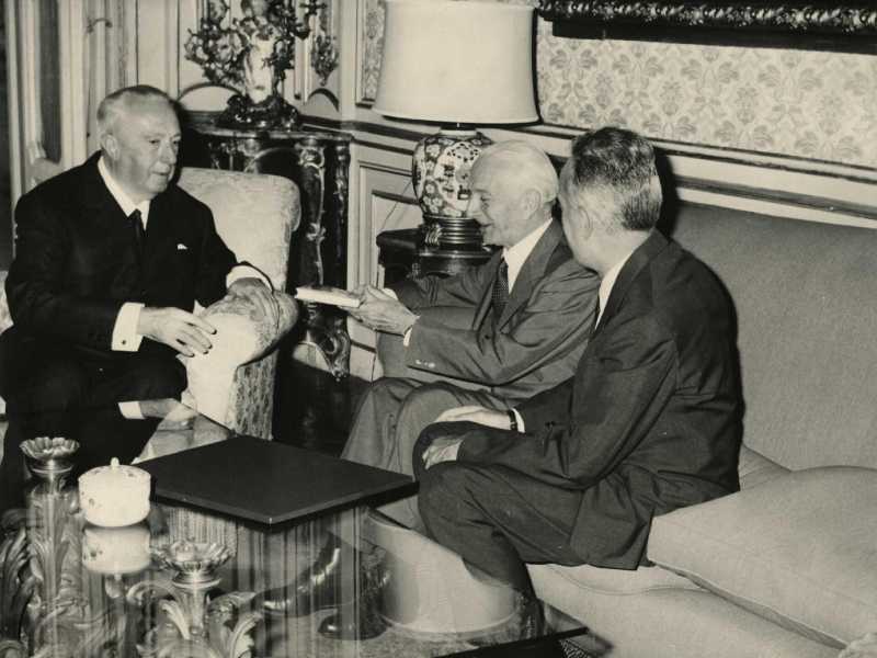 Lo scrittore Carlo Emilio Gadda e Giulio Einaudi in visita di omaggio al Presidente della Repubblica Antonio Segni per fare dono del libro: La cognizione del dolore (foto Wikimedia Commons)