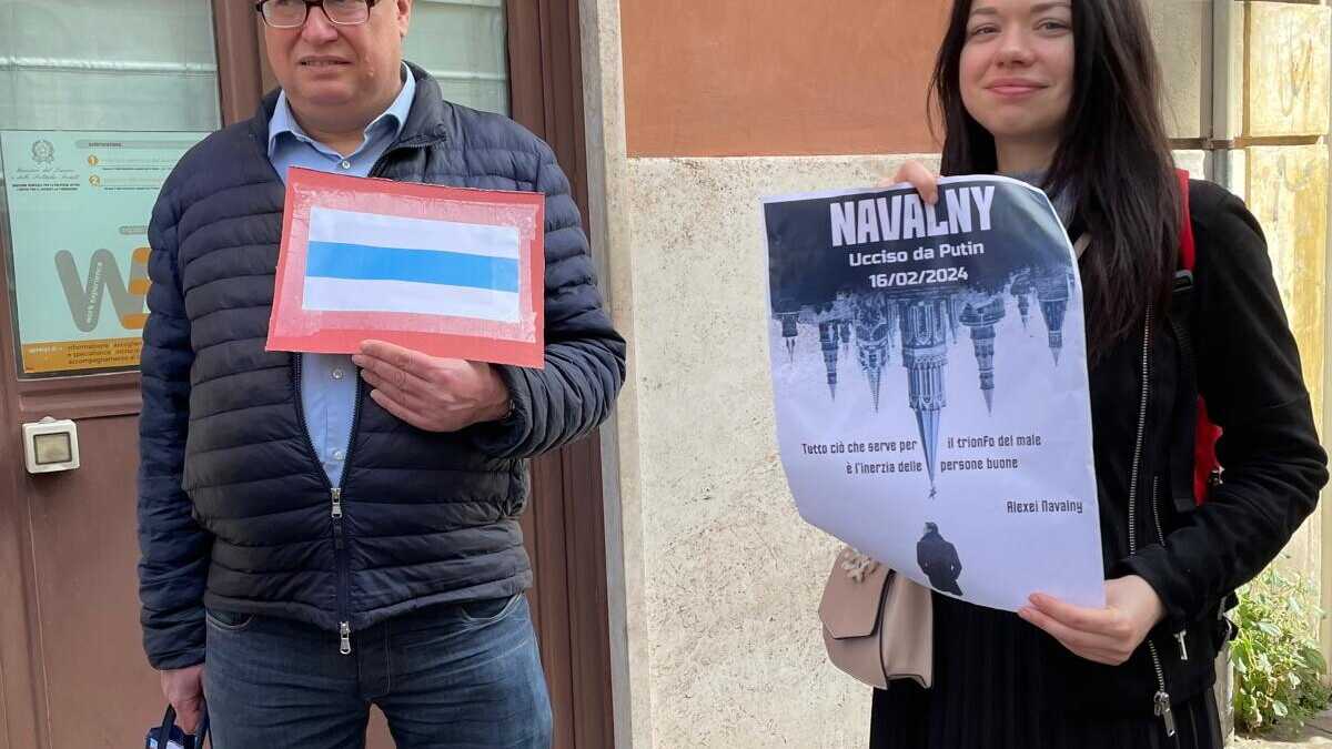 Immagine di In coda per votare. La speranza e le liti davanti all’ambasciata russa a Roma