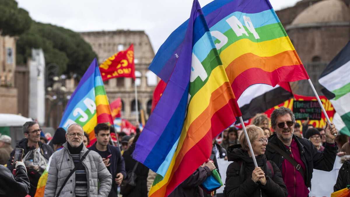 Immagine di Tutti possono parlare di pace tranne gli imbecilli cronici che urlano: "Vogliamo la pace"