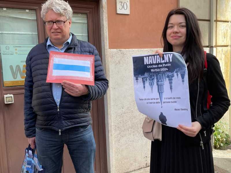In coda per votare. La speranza e le liti davanti all’ambasciata russa a Roma