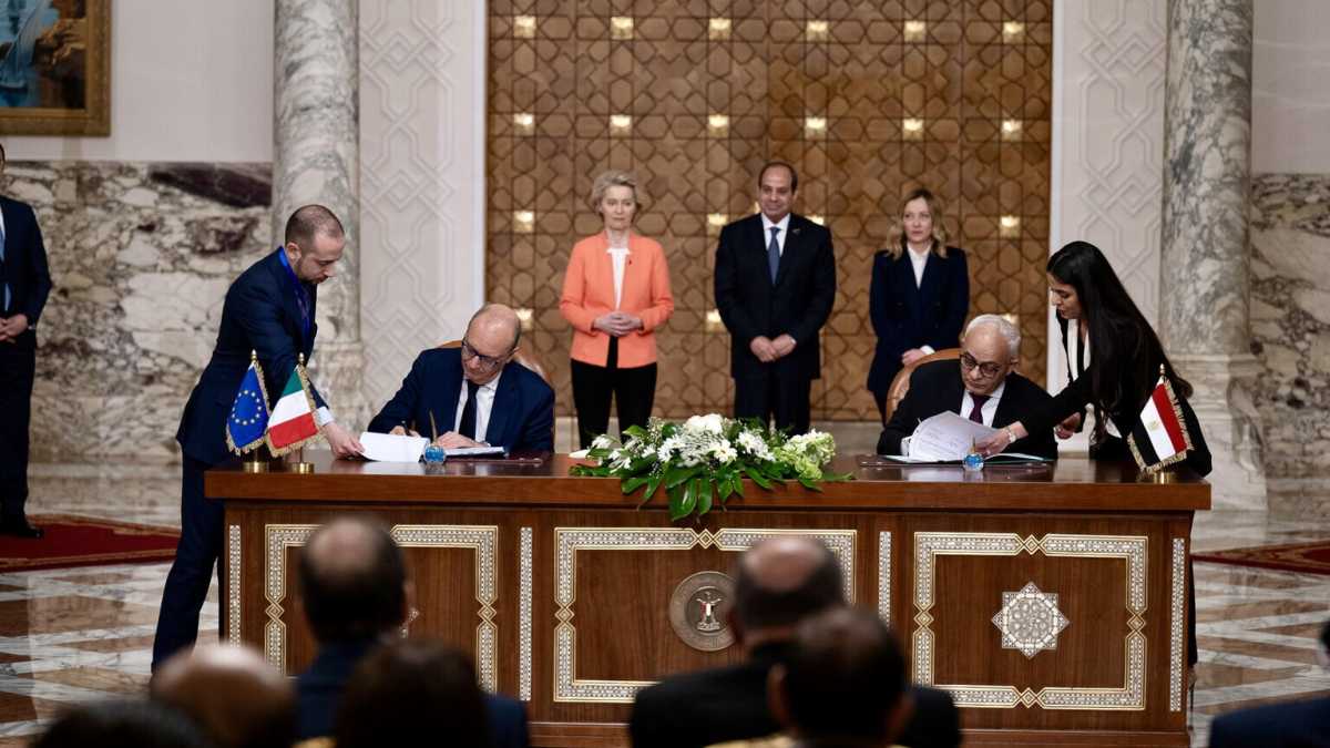 Immagine di Meloni con Von der Leyen al Cairo: l'Ue stacca un assegno da 7,4 miliardi per l'Egitto