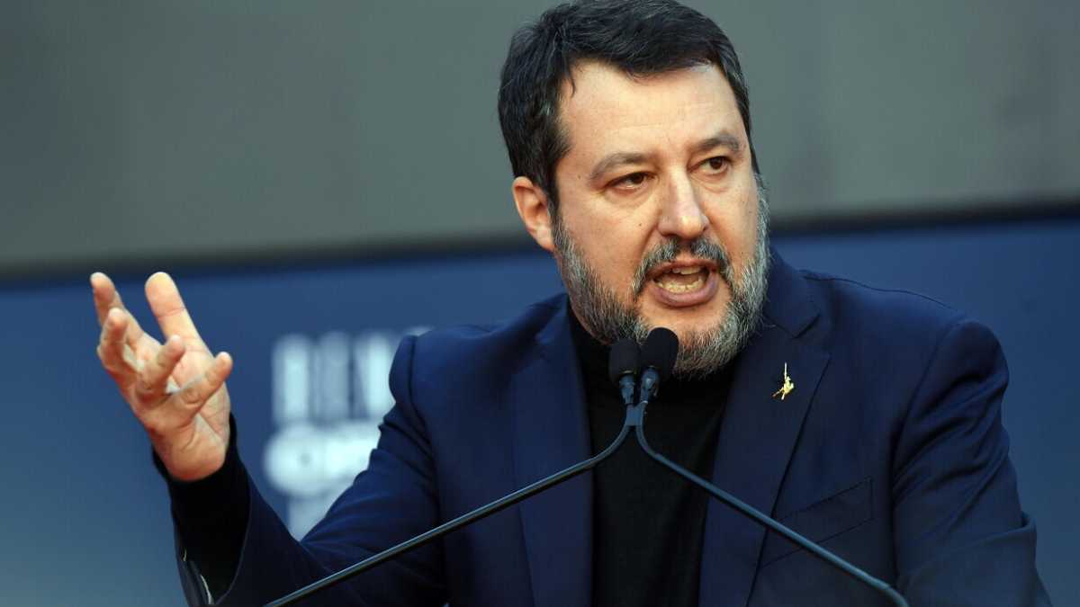 Immagine di Salvini esulta ancora per Trump: "Il vento del cambiamento soffia forte in Ue e Stati Uniti"