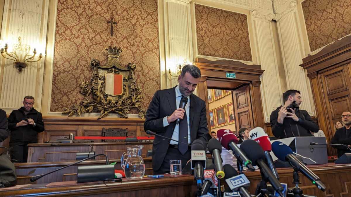 Immagine di Lo show e le lacrime di Decaro: "Contro Bari una manovra della destra in Puglia"