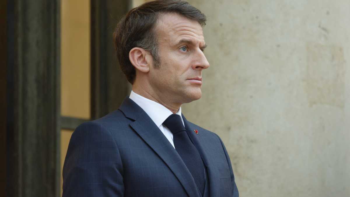Immagine di Due volti del macronismo si danno al super pop, tra romanzi rosa e ritocchini