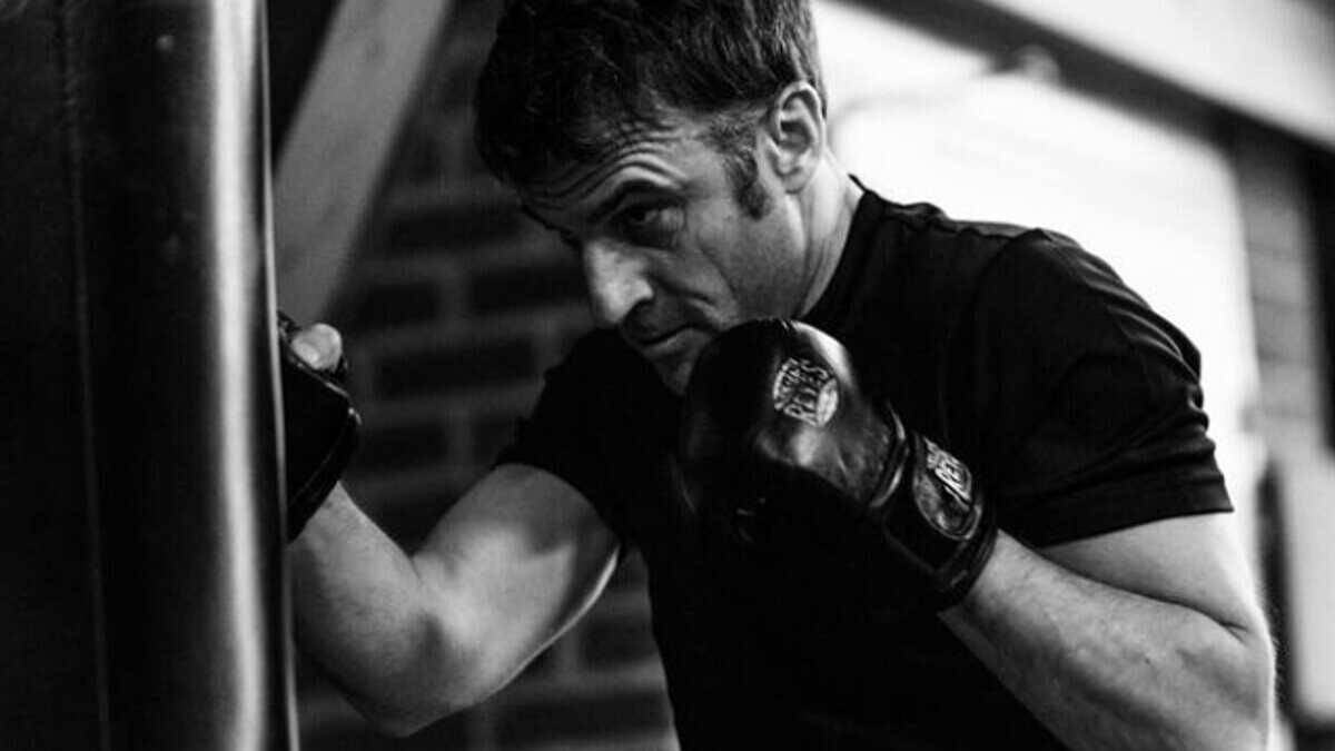 Immagine di Muscoli contro i barbari. Gli scatti di Macron in versione boxeur