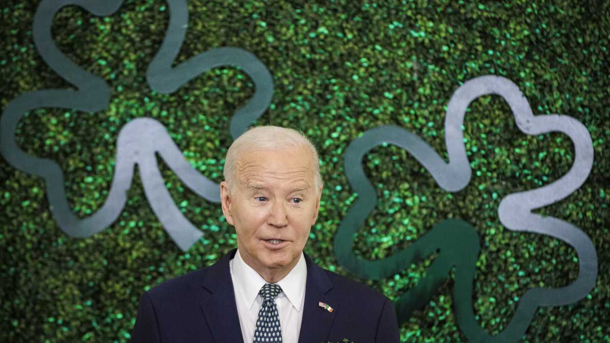 Immagine di Joe Biden e la transizione verso l'elettrico con giudizio