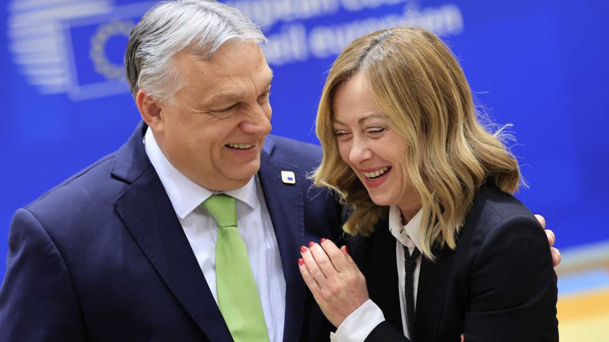 Immagine di Meloni la mediatrice. Accelera sull’Ucraina e tiene a bada Orbán