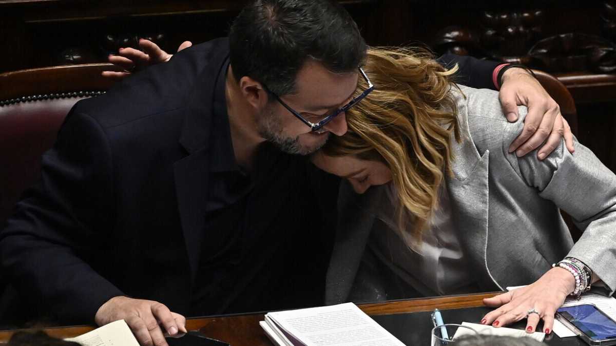 Immagine di I baci non definitivi di Salvini a Meloni. La premier: "Fino alle europee sarà così"