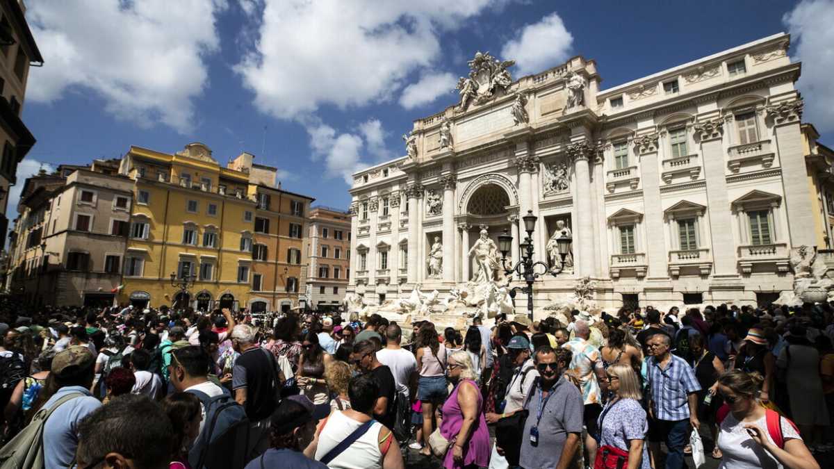 Immagine di Roma affollata e il lusso di generazioni passate