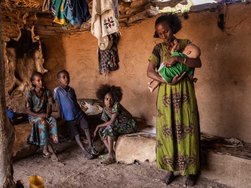 Muley Gebremedhin, 28 anni, tiene in braccio la figlia malnutrita di un anno nel distretto di Yechila. Tigray, Etiopia (Foto di Ed Ram/Getty Images)&nbsp;<br />