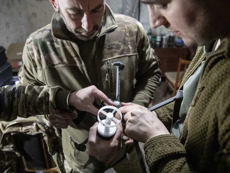 Ingegneri militari ucraini lavorano sull'adattamento dei droni civili per utilizzarli come dispositivi militari (Narciso Contreras/Getty Images)&nbsp;<br />