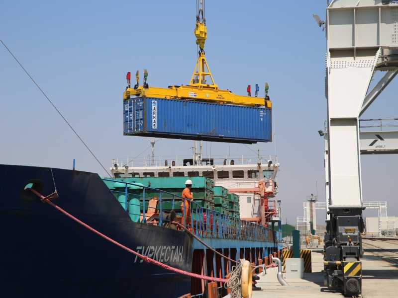 Una nave cargo si prepara a salpare sul Mar Caspio per raggiungere il Kazakistan, il Turkmenistan e l'Uzbekistan (Getty Images)&nbsp;<br />