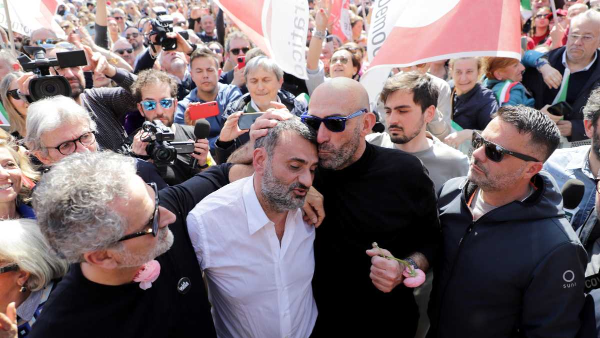 Immagine di A Bari festa patronale pro Decaro tra Uomo Ragno, Canfora e insulti a destra e Piantedosi