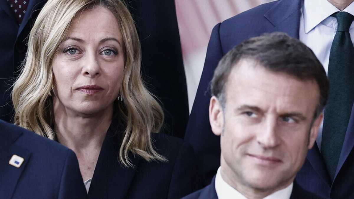 Immagine di I baci Macron-Meloni portano a Draghi, dicono i vertici di FdI