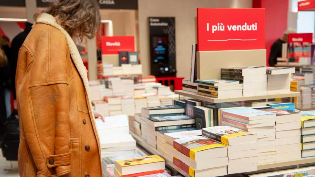 Immagine di Quando andate in libreria, state comprando delle parole o l’ombra riflessa di una persona?