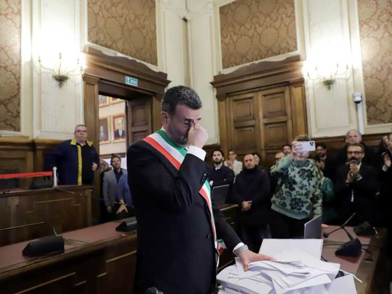 Decaro è il pasticcio indecente della furbizia levantina