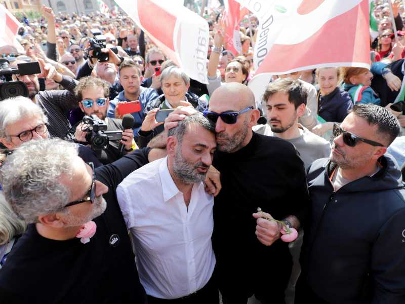 A Bari festa patronale pro Decaro tra Uomo Ragno, Canfora e insulti a destra e Piantedosi