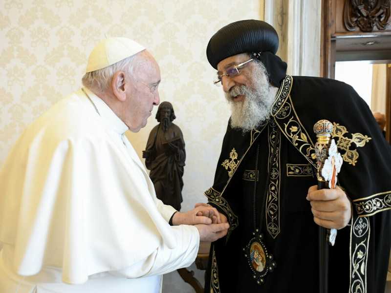 Papa Francesco e Tawdros II (ansa)