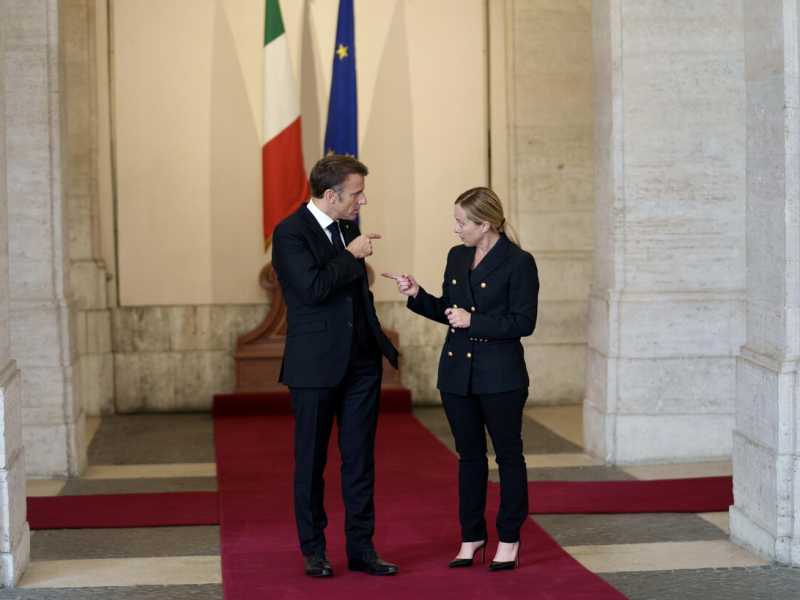 Attenti alla coppia M&M’s: Macron e Meloni