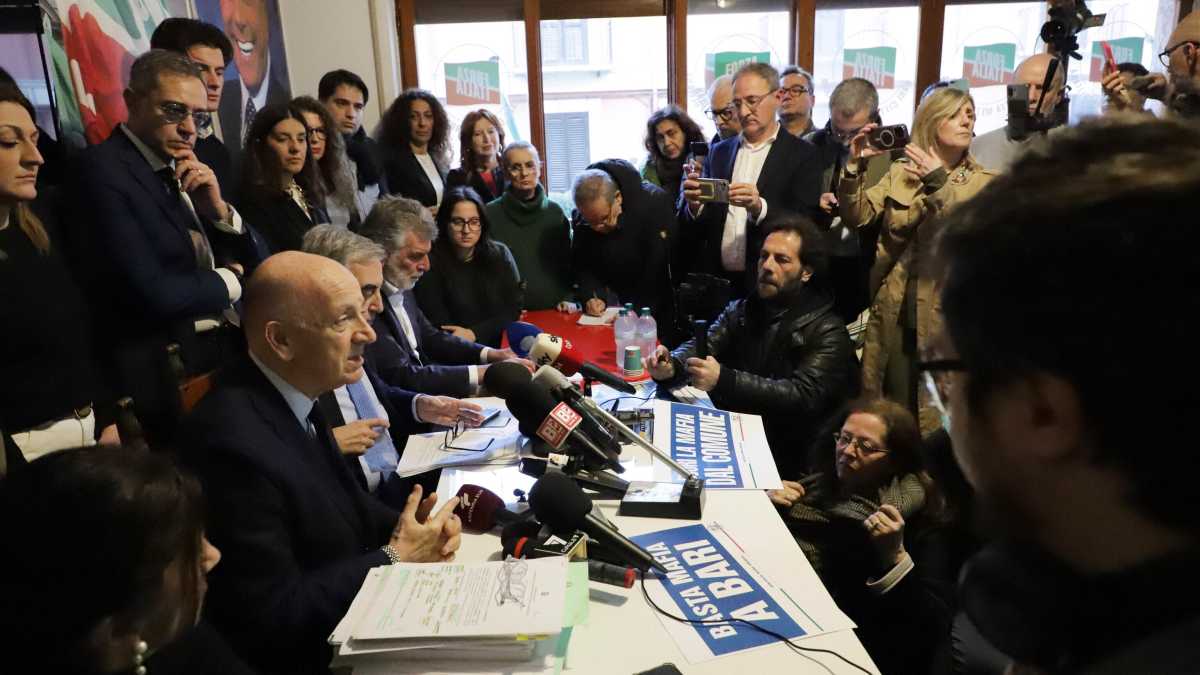 Immagine di Ora in Puglia la destra fa come Rep. con Berlusconi: ecco le 10 domande a Decaro