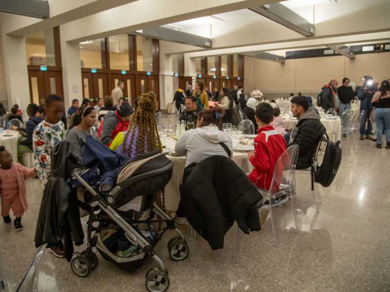 &nbsp;Il pranzo solidale organizzato da Caritas e Promo.Ter Unione nella sede di Confcommercio Milano. Foto LaPresse<br />