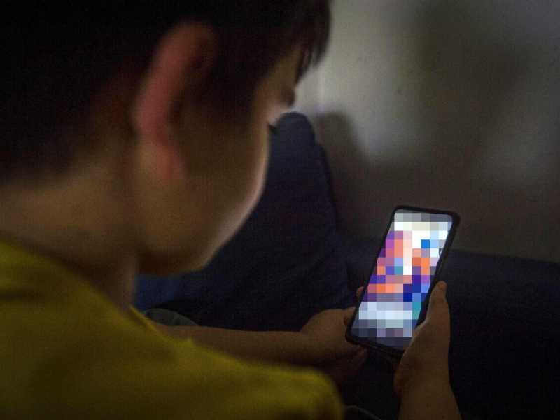 Motivi saggi e non luddisti per impedire ai propri figli di avere uno smartphone prima del liceo