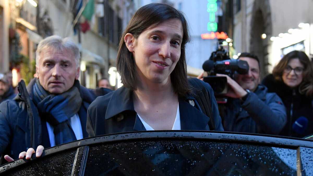 Immagine di Schlein: "Con me in lista il Pd su di 2 punti". Ma è rivolta. Ufficiali le candidature di Decaro e Annunziata