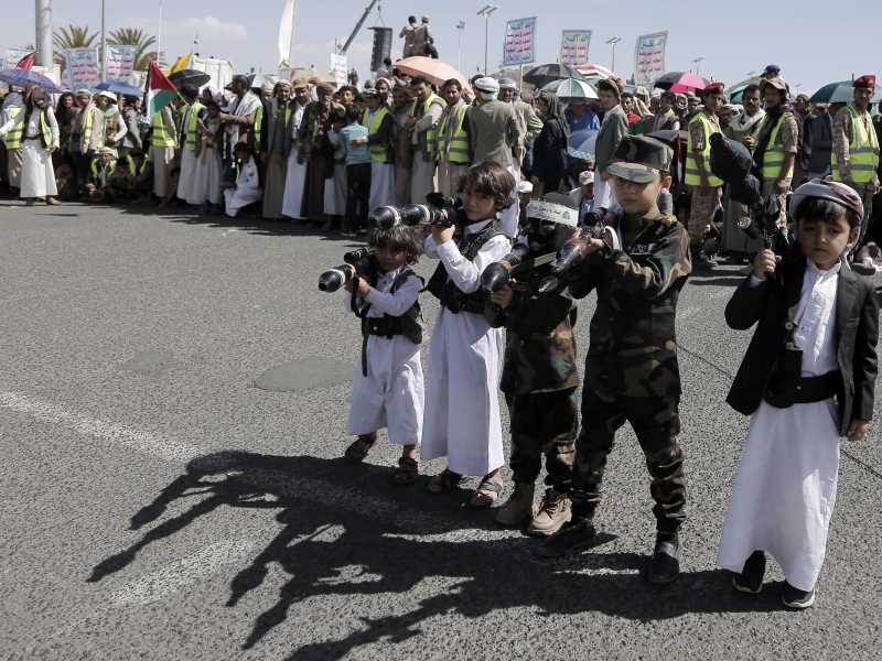 Dei bambini con armi finte durante una manifestazione in sostegno di Hamas a Sana's (foto Getty)